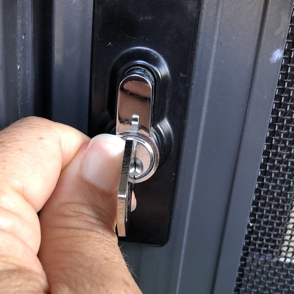 How to get a stuck key out of a lock SP Screens